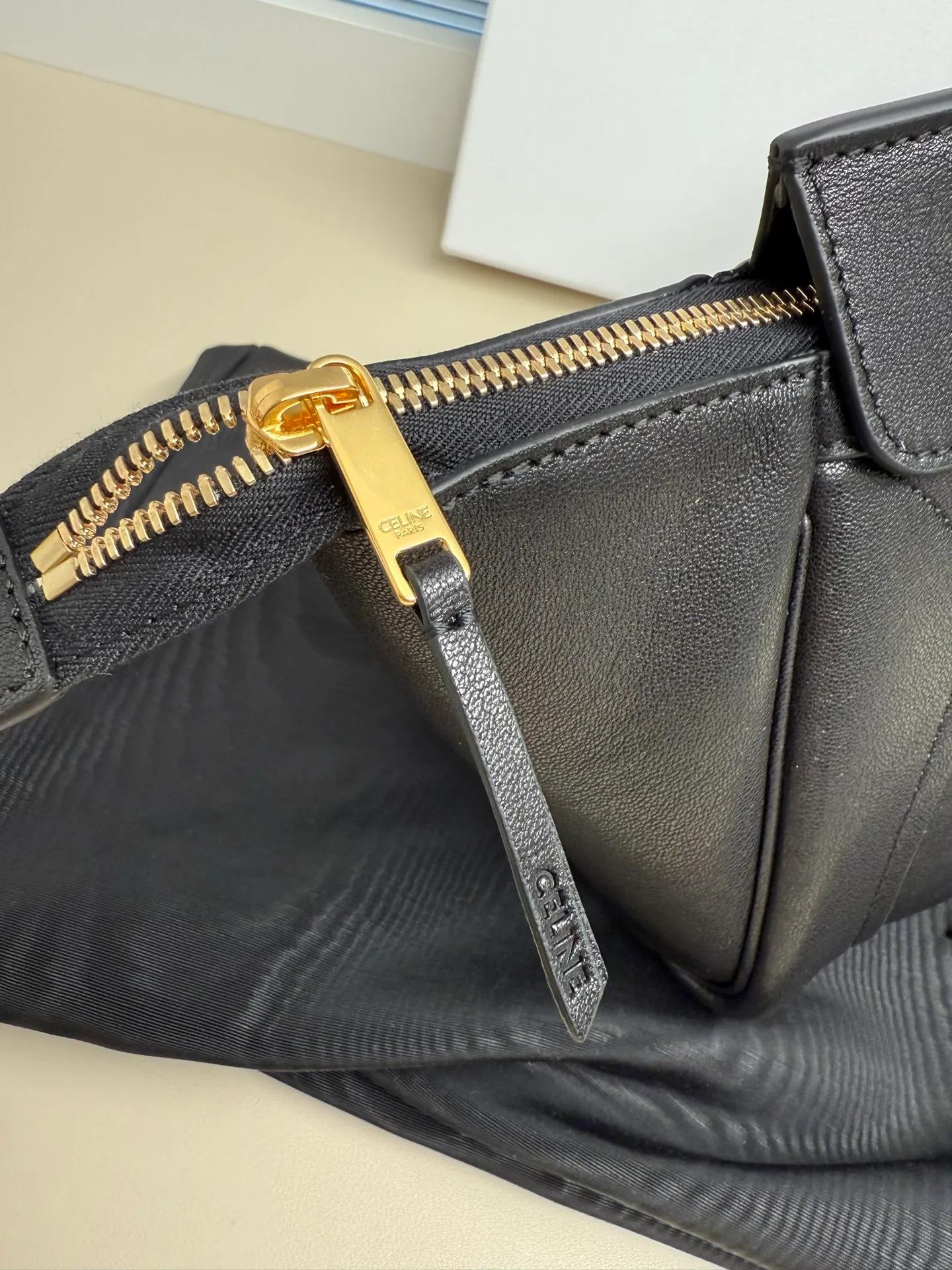 Batch 1760. 15.2 X 4.5 X 6.5 inches (38.5 X 11.5 2 handles, length 4.33 inches (11 cm) Studs at bottom No.: 124213